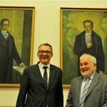 Gosenwinkel and Kocka pose in front of the portraits of the Humboldt brothers