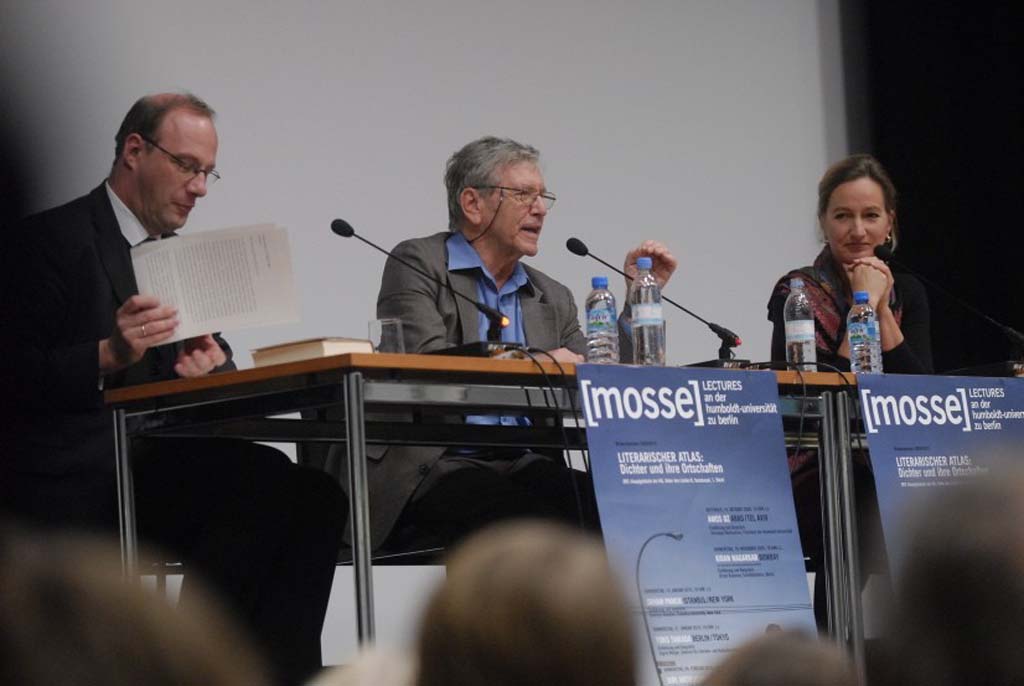 Oz addresses the audience