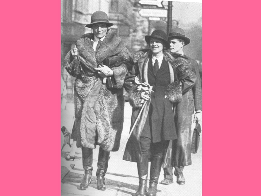 People in 1930s Berlin