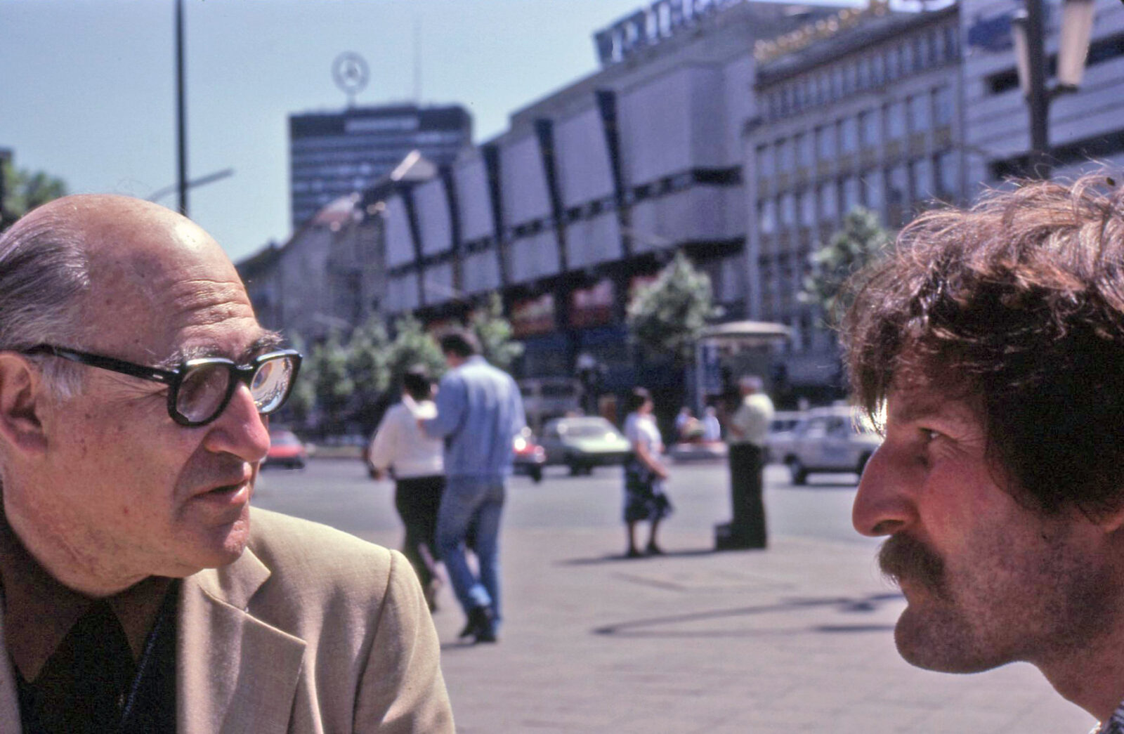 Gert Mattenklott (r.) in conversation with George L. Mosse. June 1983. Photo by Prof. James Steakley.