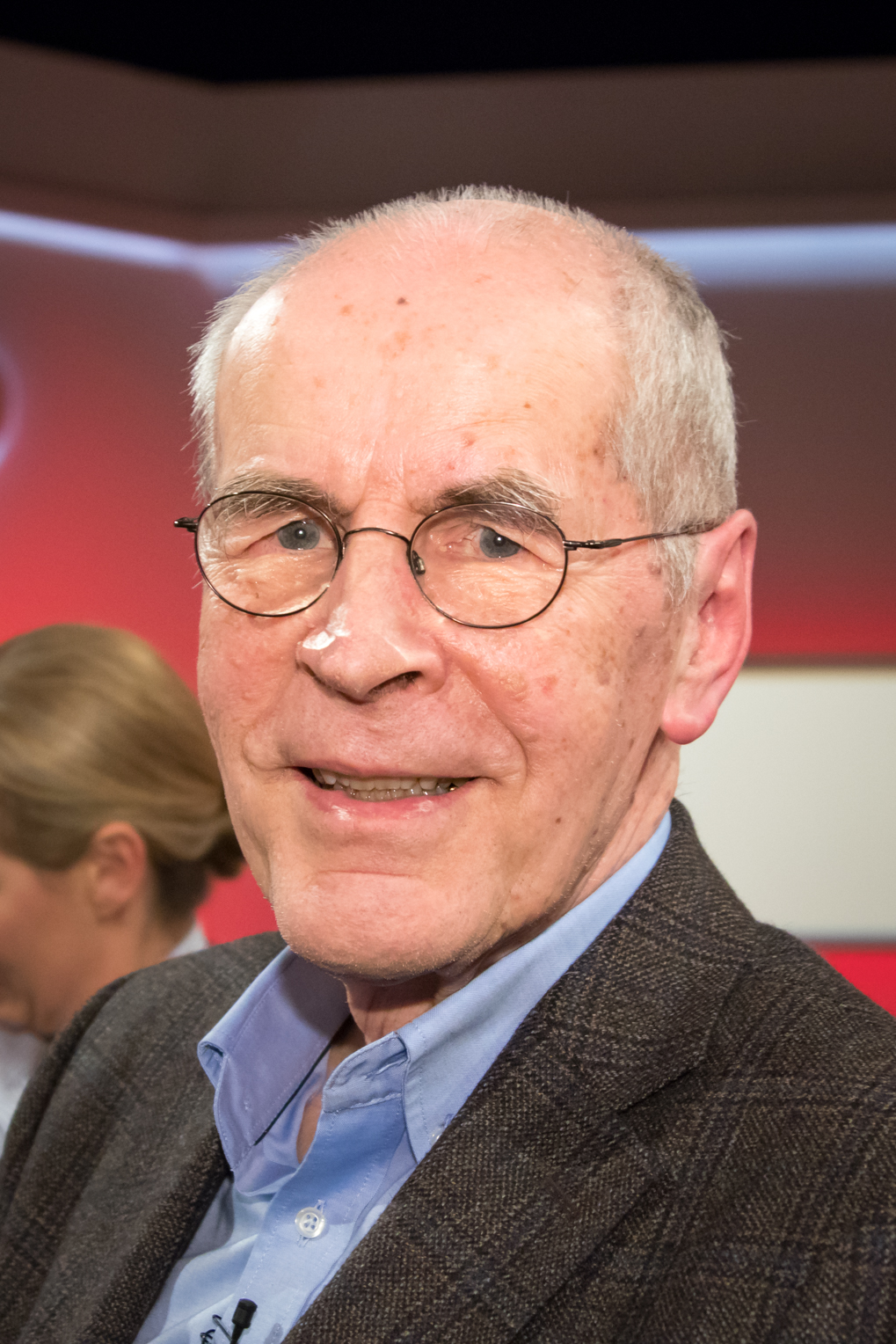 Christian Pfeiffer: geb. 1944, studierte zunächst Rechtswissenschaften in München, anschließend Sozialwissenschaften und Kriminologie an der London School of Economics and Political Sciences; 1984/85 Heisenberg-Stipendiat der Deutschen Forschungsgemeinschaft. Er war u.a. Initiator des ersten deutschen Modellversuchs zur Erprobung des Täter-Opfer-Ausgleichs im Jugendstrafrecht (Braunschweig) und im Allgemeinen Strafrecht, der Ausgangspunkt für mehr als 200 Nachfolgeprojekte wurde. Seit 1988 ist er Direktor des Kriminologischen Forschungsinstituts Niedersachsen, parallel dazu seit 1987 Universitätsprofessor für Kriminologie, Jugendstrafrecht und Strafvollzug am Fachbereich Rechtswissenschaften der Universität Hannover. Von 2000 – 2003 war er Niedersächsischer Justizminister.