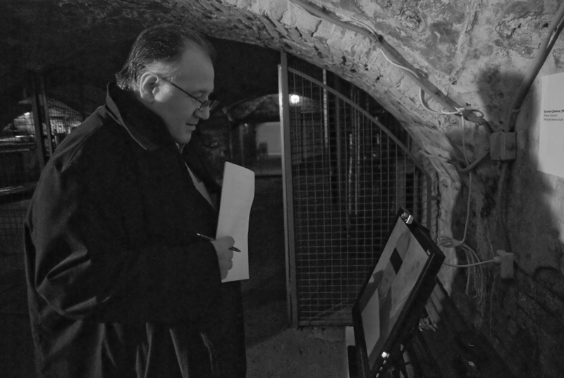 Wikimedia Commons
Peter Weibel (1944-2023) 1944 in Odessa geboren, studierte Literatur, Medizin, Logik, Philosophie und Film in Paris und Wien, Dissertation über mathematische Logik, Gastprofessuren u.a. in Wien,
Halifax, New York, künstlerischer Leiter der Ars Electronica, des Landesmuseums in Graz, der
Biennale von Sevilla Biacs3 (2008), Österreichs Kommissär der Biennale von Venedig (1993-
1999). In den 1980/1990iger Jahren war er Direktor des Instituts für Neue Medien an der Stä-
delschule und Professor für visuelle Mediengestaltung in Wien. Seit 1999 Direktor des Zent-
rums für Kunst und Medientechnologie in Karlsruhe. Aktuell ist die u.a. von ihm kuratierte Aus-
stellung Notation. Kalkül und Form in den Künsten in der Akademie der Künste in Berlin zu
sehen. Zahlreiche Publikationen, darunter Iconoclash. Beyond the image wars in science, religion, and art (hg. zus. mit Bruno Latour/2002); M_ARS, Kunst und Krieg (hg. zus. mit Günther Holler-
Schuster/ 2003); Making Things Public. Atmospheres of Democracy (hg. zus. mit Bruno Latour/ 2005); das offene werk 1964-1979 (2007).