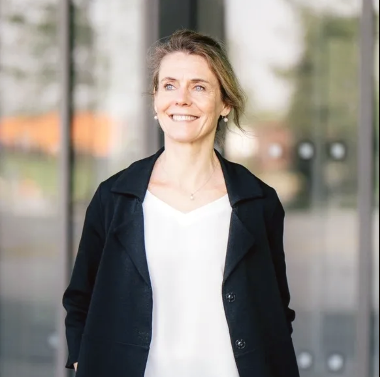 https://elena-esposito.eu/
Elena Esposito is Professor of Sociology at the University Bielefeld and the University of Bologna. A leading figure in sociological systems theory, she has published extensively on the theory of society, media theory, memory theory and the sociology of financial markets. Her current research on algorithmic prediction is supported by a five-year Advanced Grant from the European Research Council.