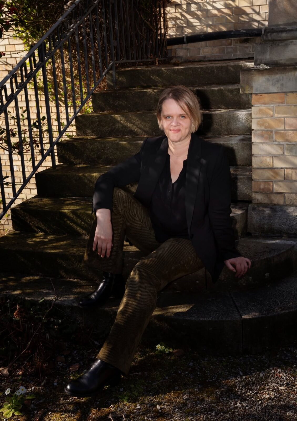 Sylvia Sasse ist Professorin für Slawische Literaturwissenschaft an der Universität Zürich. Habilitation zur Poetik und Philosophie des Beichtens in der russischen Literatur. Publikationen u. a. zur Theorie der Performativität, zur Theatertheorie der Avantgarde und zur zeitgenössischen Kunst und Literatur; aktuelle Forschungsprojekte zur Geopoetik und zur Theorie der »ästhetischen Reaktion« in der russischen Avantgarde. Zuletzt erschien: Geopoetiken. Geographische Entwürfe in den mittel- und osteuropäischen Literaturen. Hg. mit Magdalena Marsza?ek (Berlin 2009).