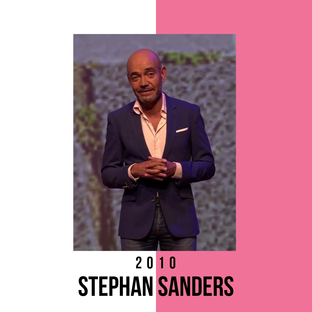 In 2010 hield schrijver en essayist Stephan Sanders de Mosse Lezing onder de titel Homoseksualiteit en het Goede Leven. Over homoseksueel denken, doen en zijn.

De lezing stelde een brede vraag: wat betekent een goed leven wanneer homoseksualiteit meer is dan identiteit alleen?