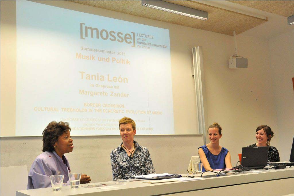 León in conversation with the panel