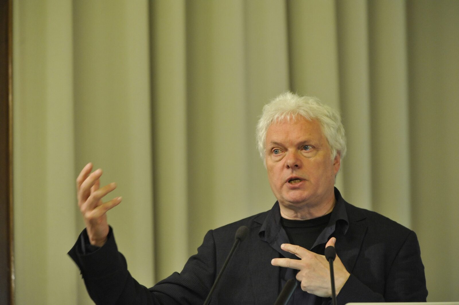Heiner Goebbels lectures from the podium