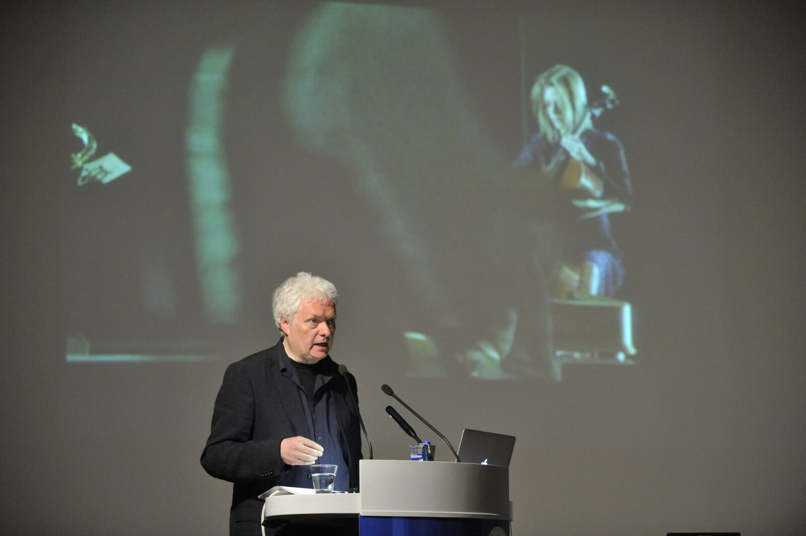 Heiner Goebbels lectures from the podium