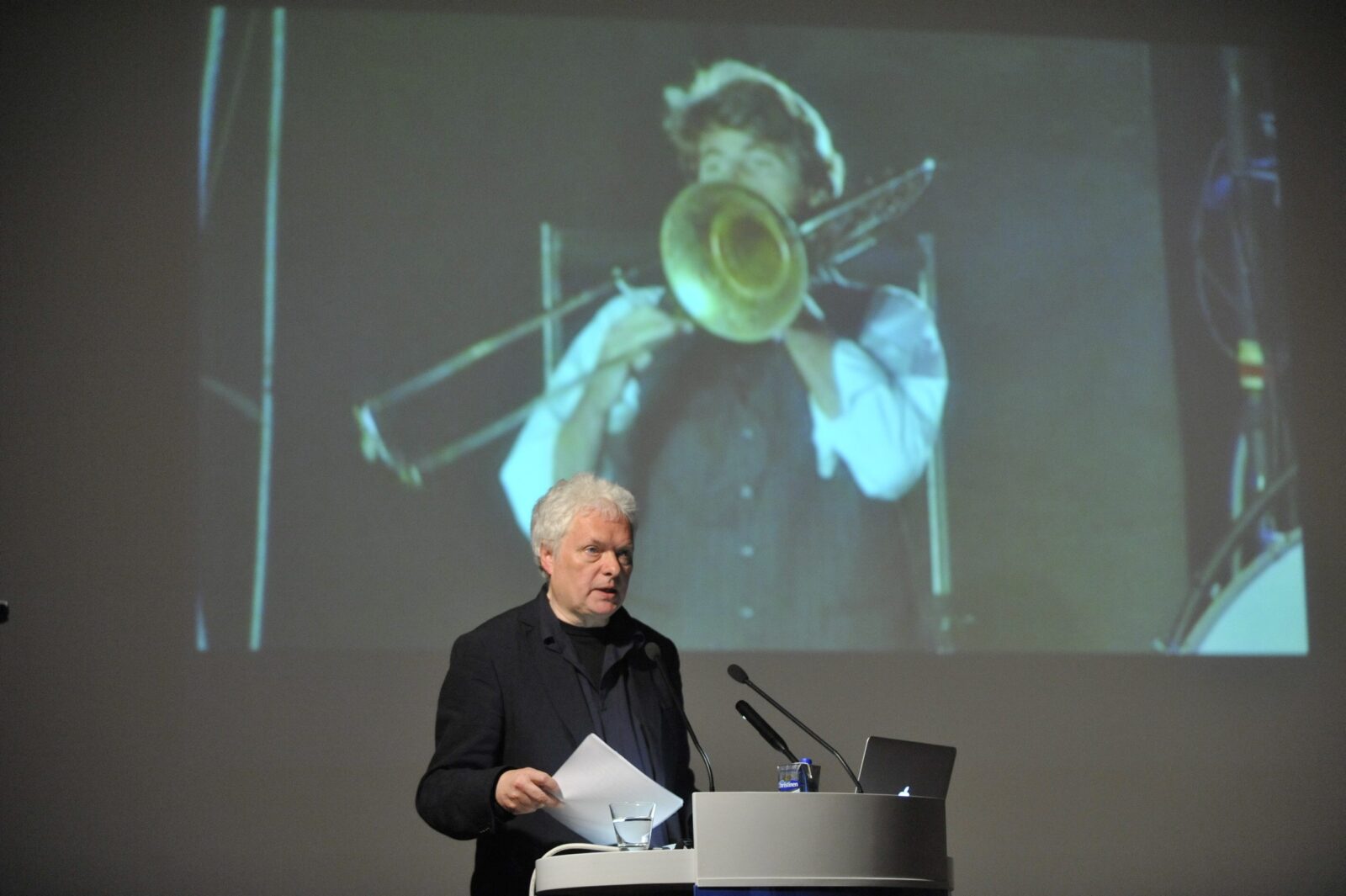 Heiner Goebbels lectures from the podium