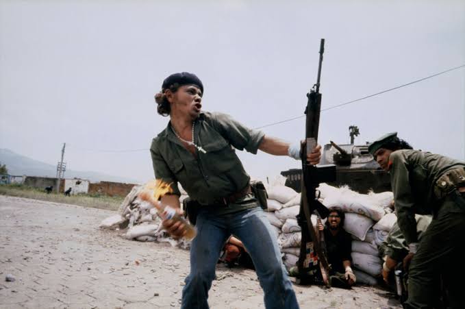 Sandinistas at the walls of the Esteli National Guard headquarters in Esteli, Nicaragua, 1979. Copyright Susan Meiselas / Magnum Photos