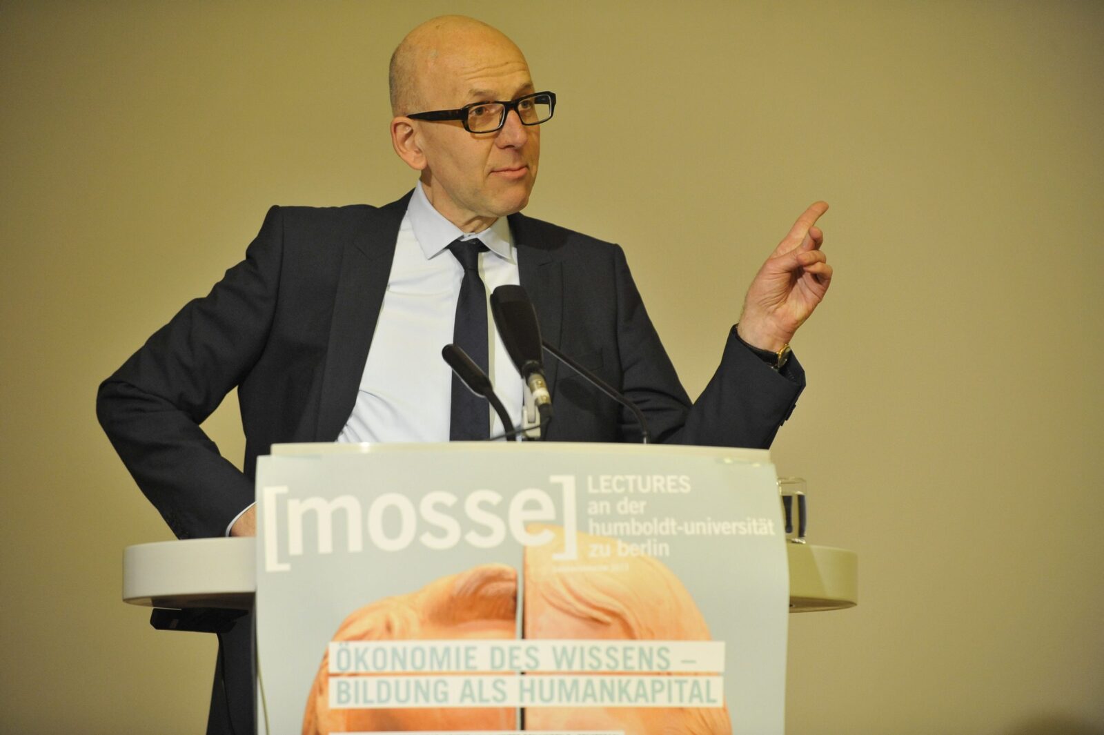 Heinz Bude lectures from the podium