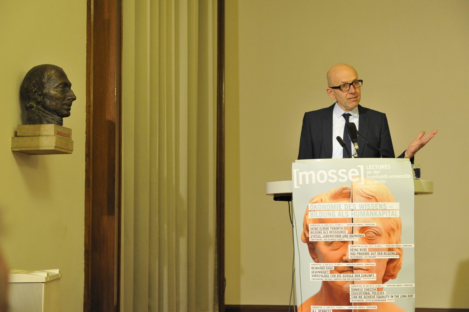 Heinz Bude lectures from the podium