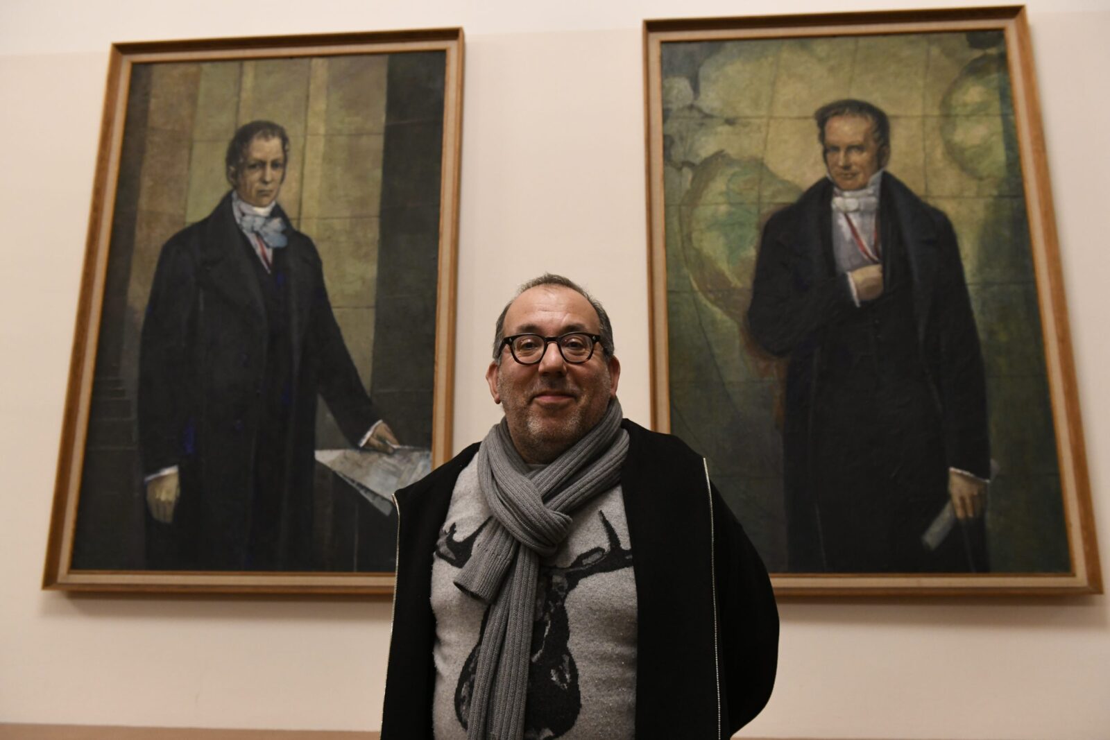Barrie Kosky in front of the portraits of the Humboldt brothers