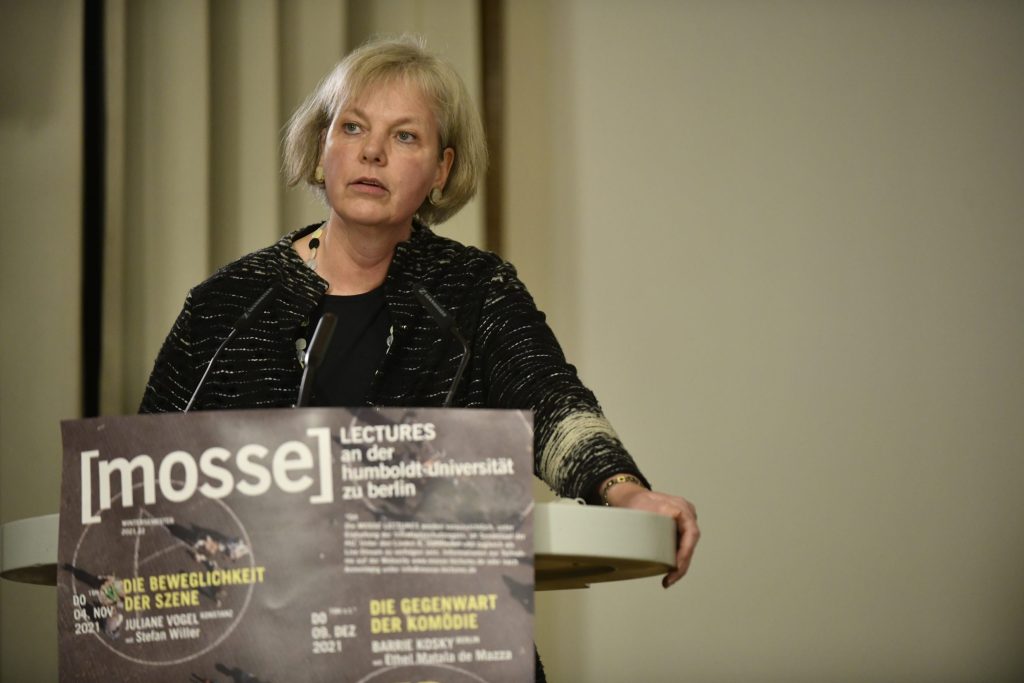 Ulrike Vedder welcomes the speaker