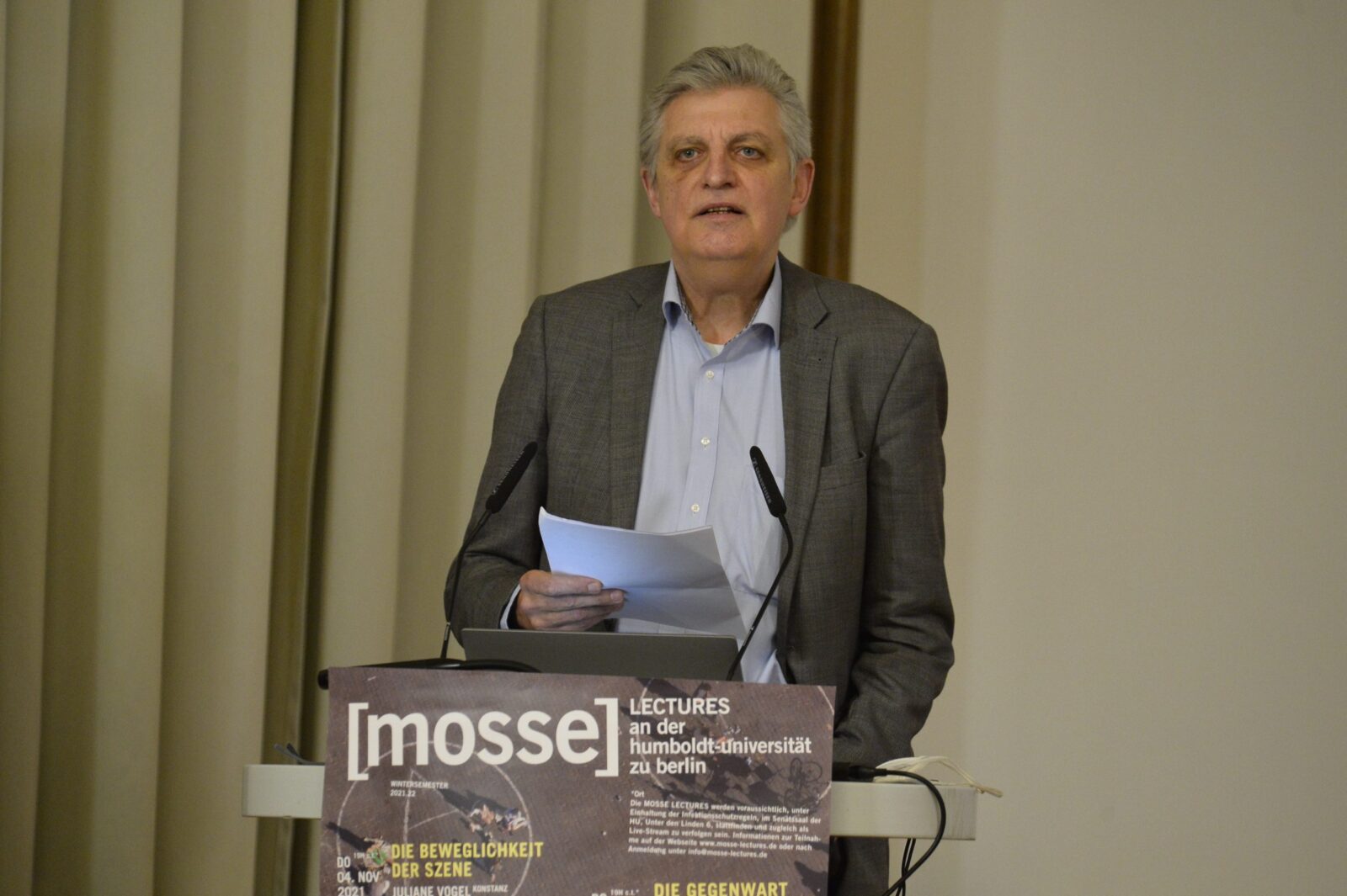 Lothar Müller delivers the introduction