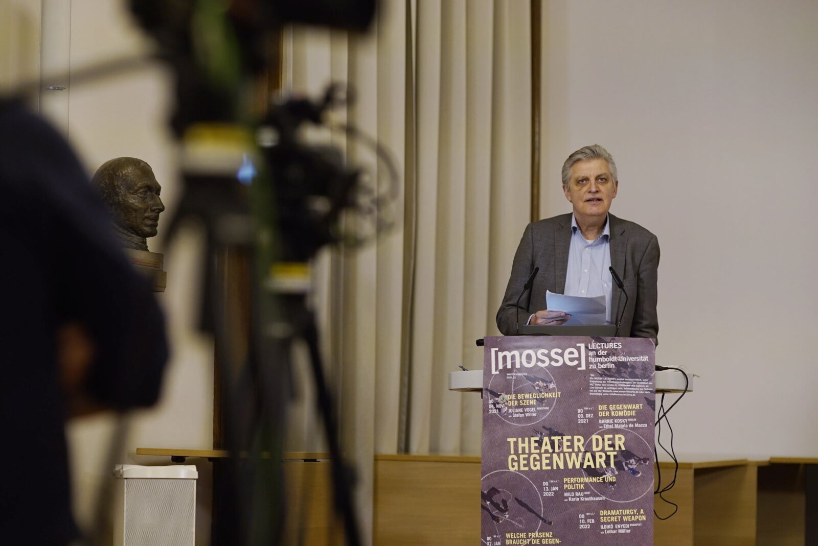 Lothar Müller delivers the introduction