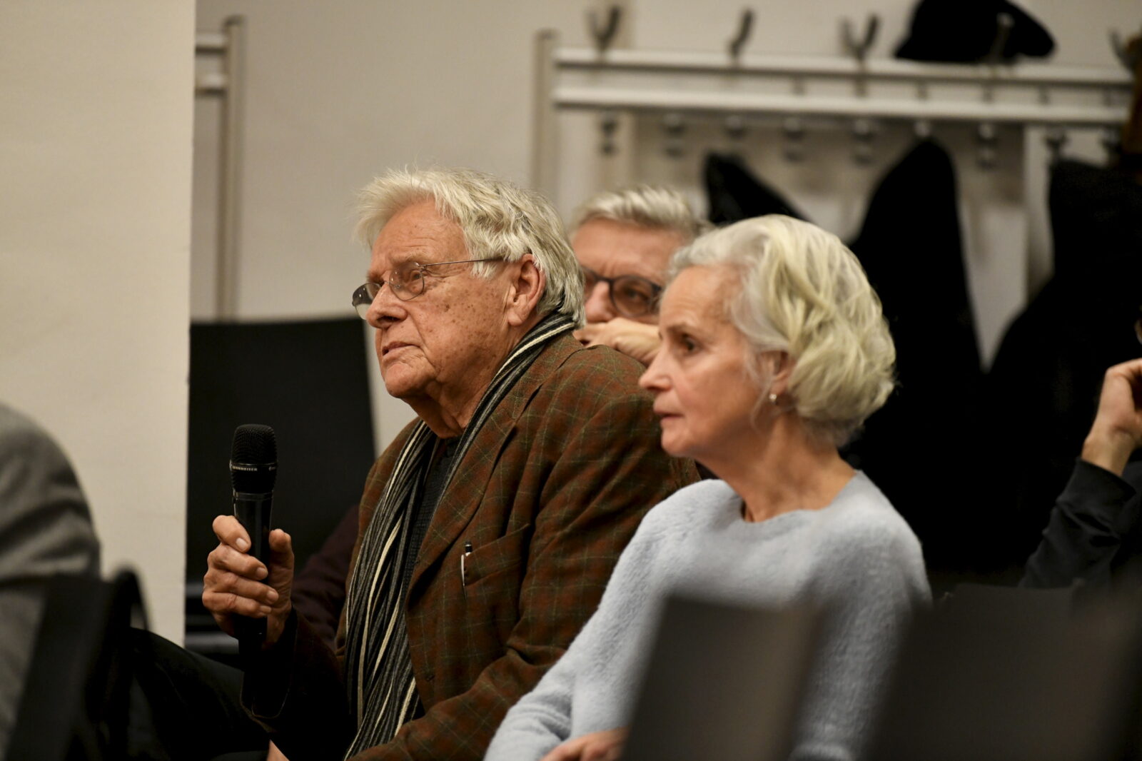 Klaus Scherpe asks a question