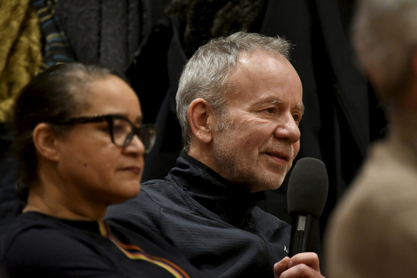 Michael Kämper-van den Boogaart asks a question
