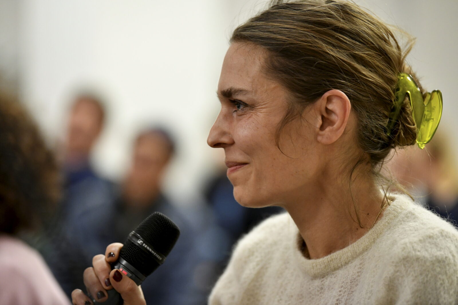a member of the audience asks a question