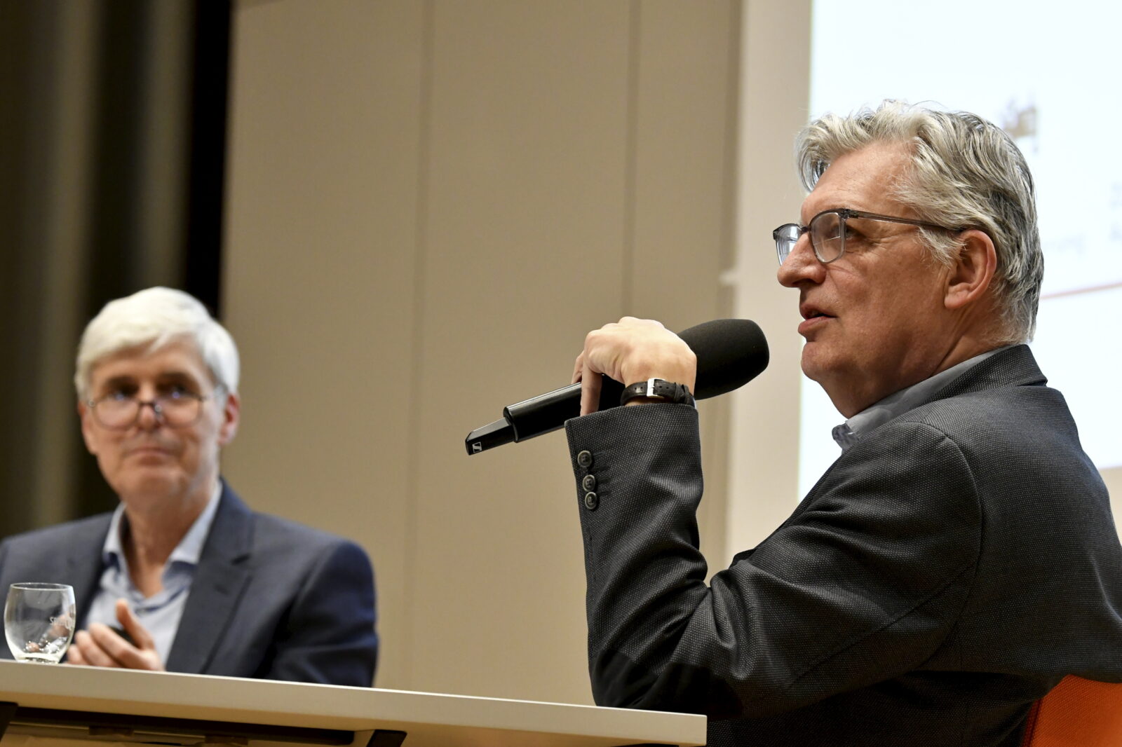 Frank A. Ewert and Lothar Müller