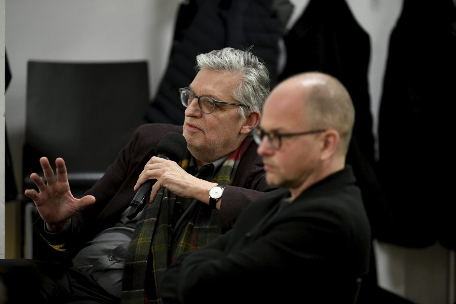 Lothar Müller asks a question