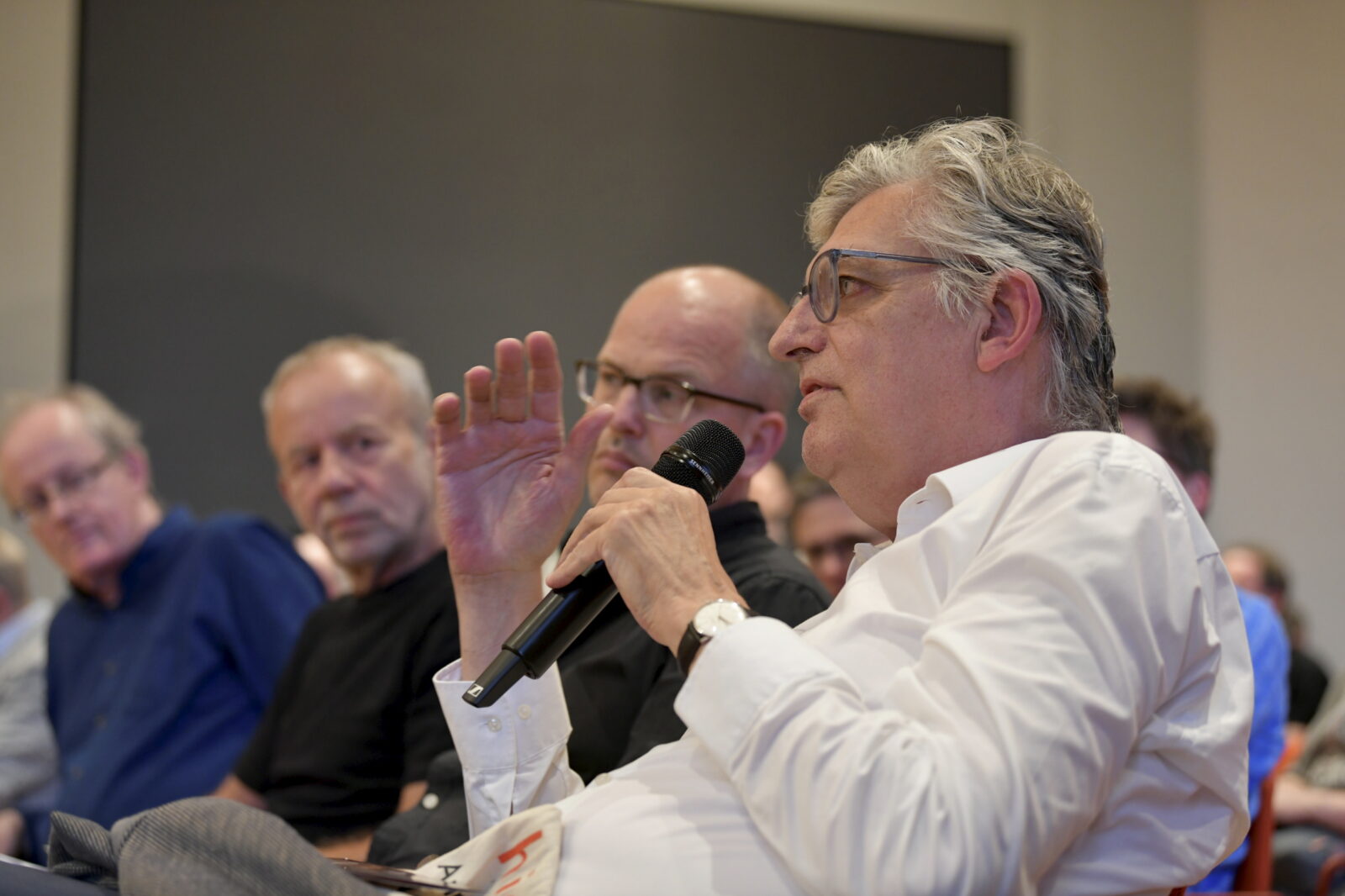 Lothar Müller asks a question