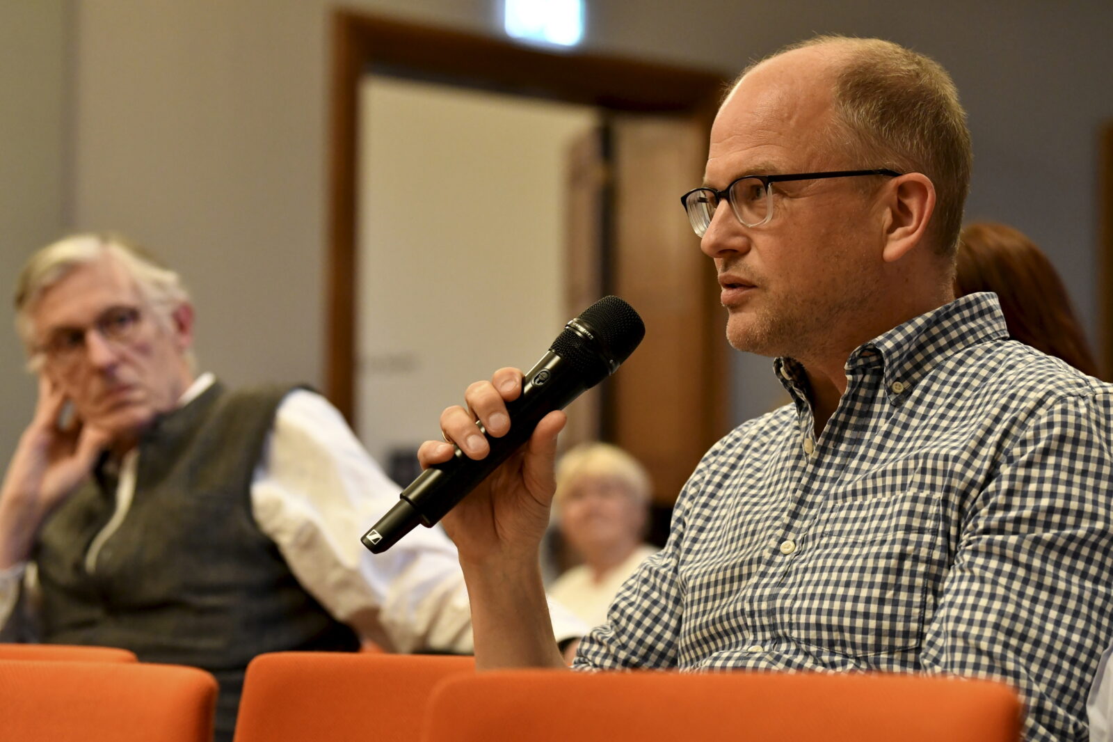 Stefan Willer asks a question