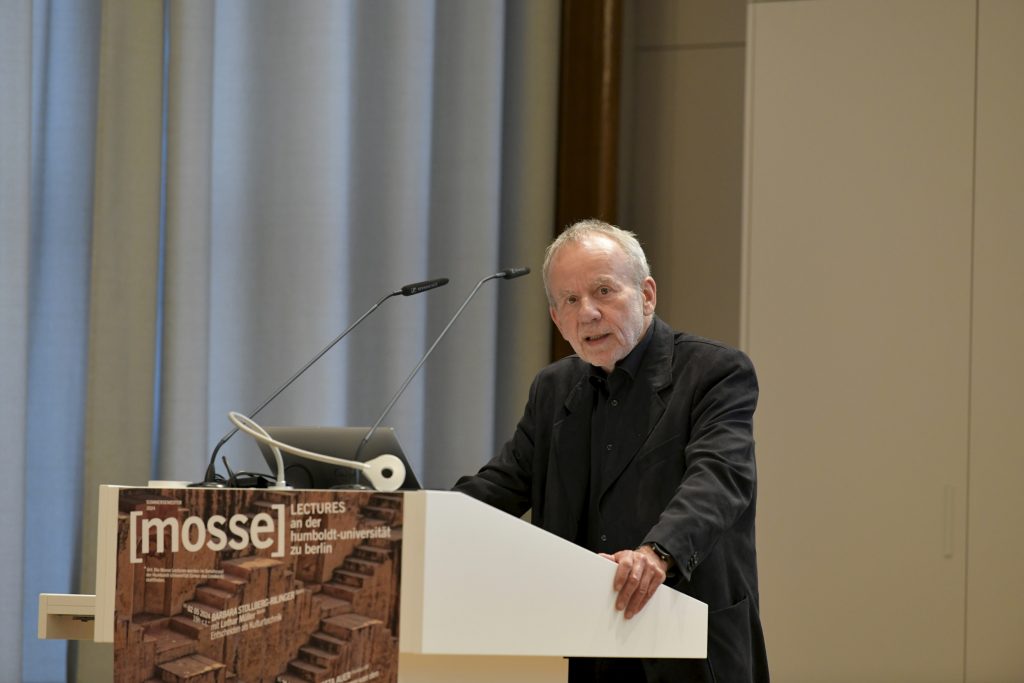 Michael Kämper-van den Boogaart speaks at the podium