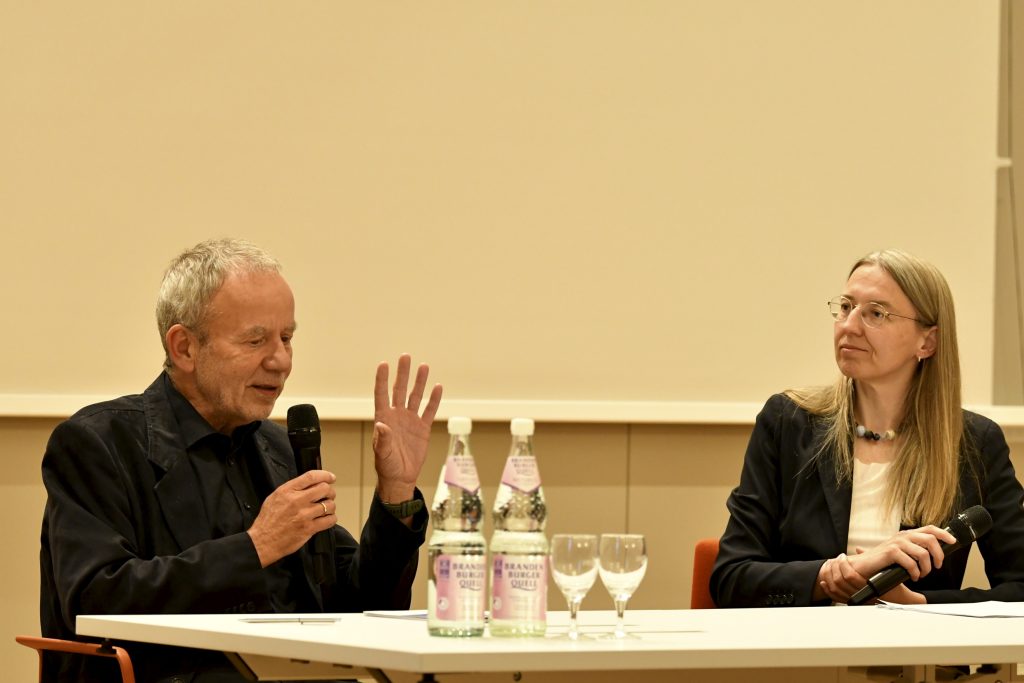 Marietta Auer speaks with Michael Kämper-van den Boogaart