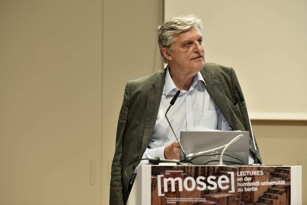 Lothar Müller opens the evening, standing at the podium