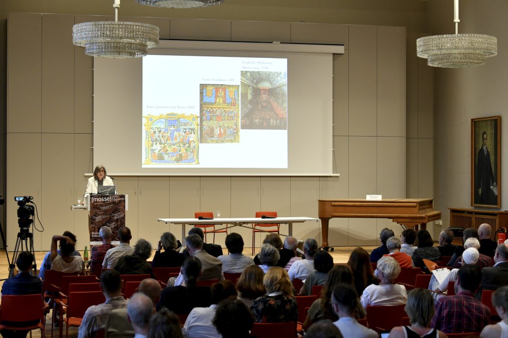 The audience watches Stollberg-Rilinger's lecture