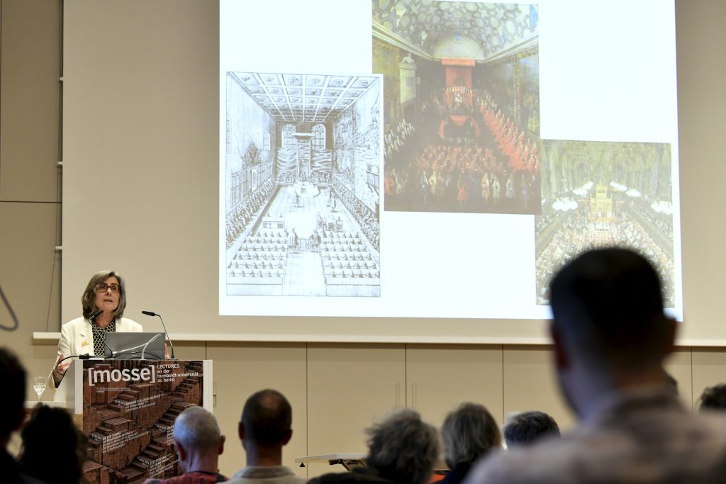 The audience watches Stollberg-Rilinger's lecture