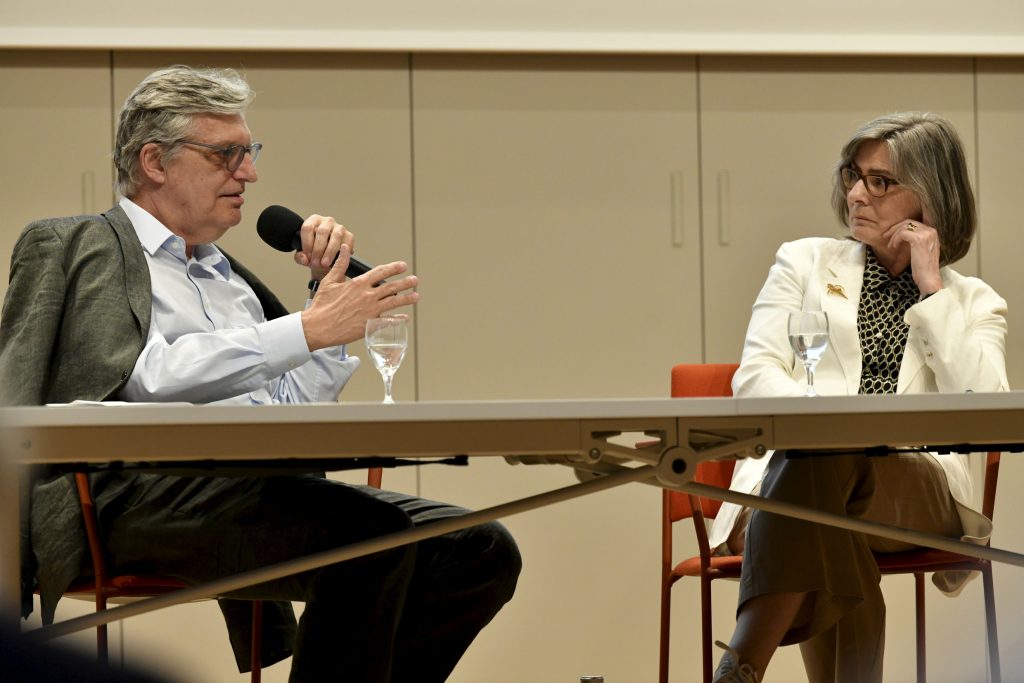 Stollberg-Rilinger in conversation with Lothar Müller, at the table