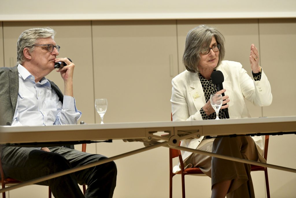 Stollberg-Rilinger and Lothar Müller speak with the audience, at the table