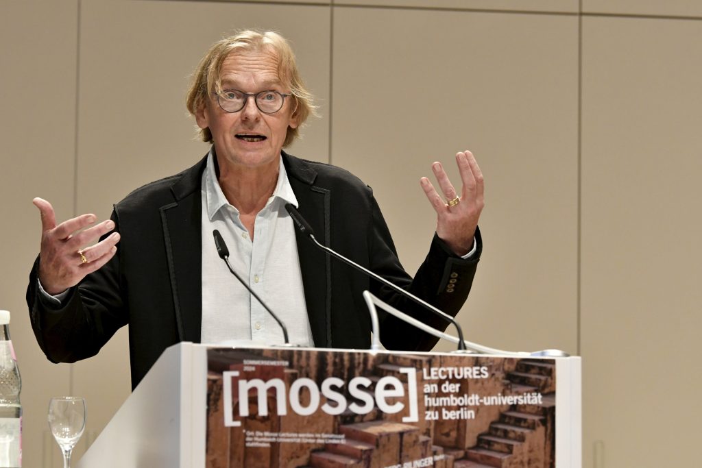 Dieter Thomä speaks at the podium
