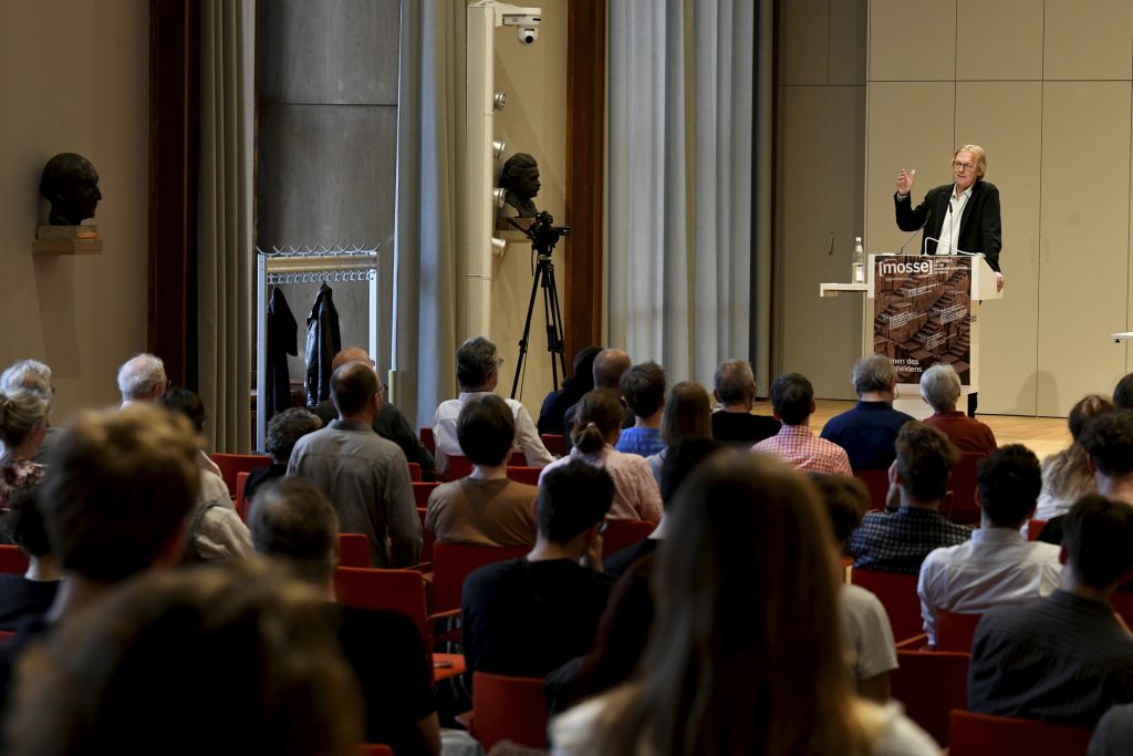 The audience listens to Dieter Thomä, who stands at the podium