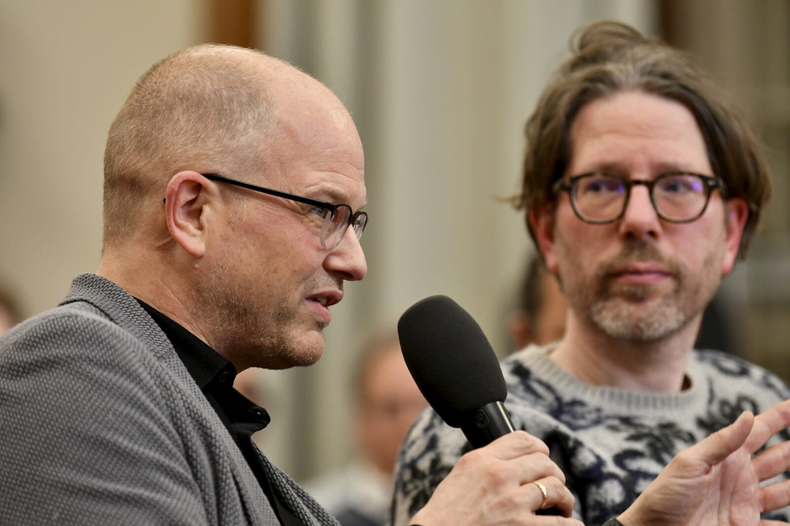 Stefan Willer asks a question