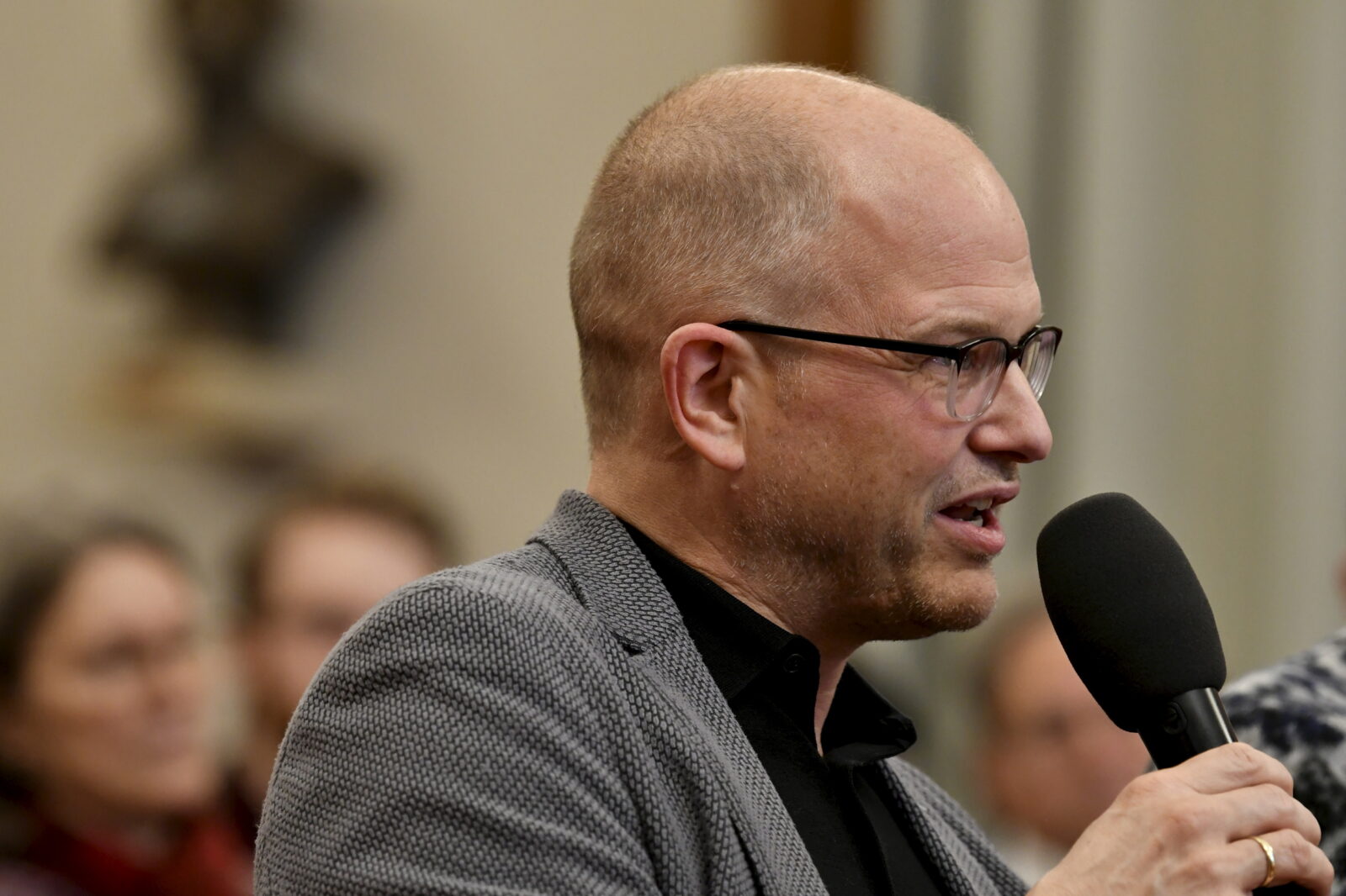 Stefan Willer asks a question