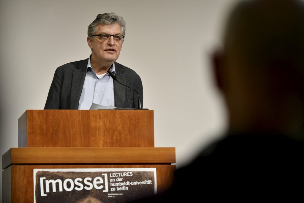 Lothar Müller opens the evening