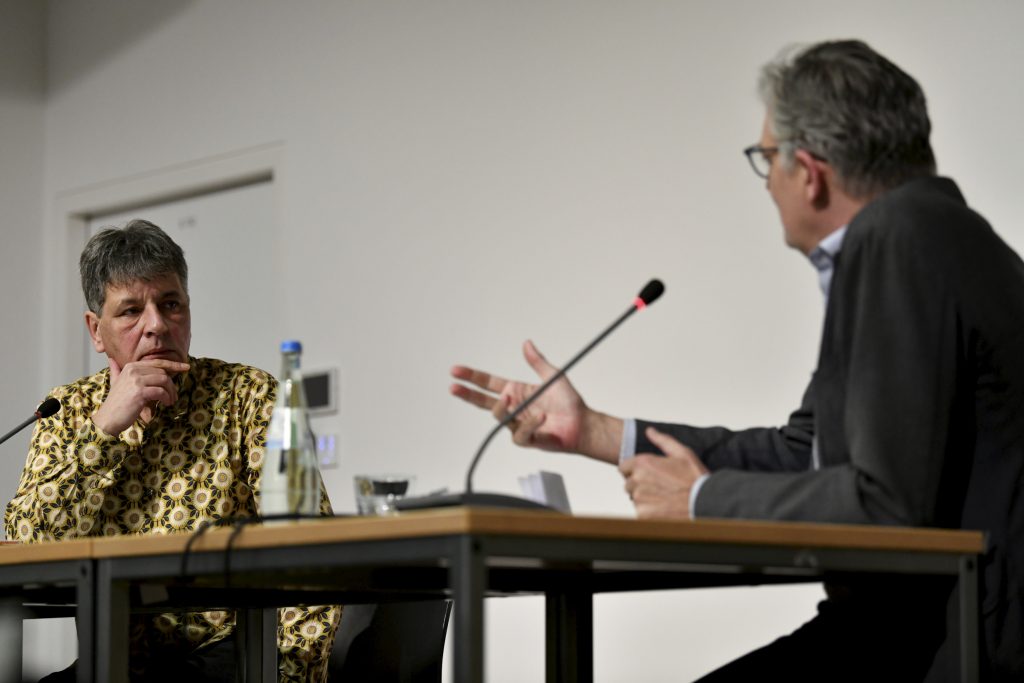 Marcel Beyer speaks to Lothar Müller, both seated at a table