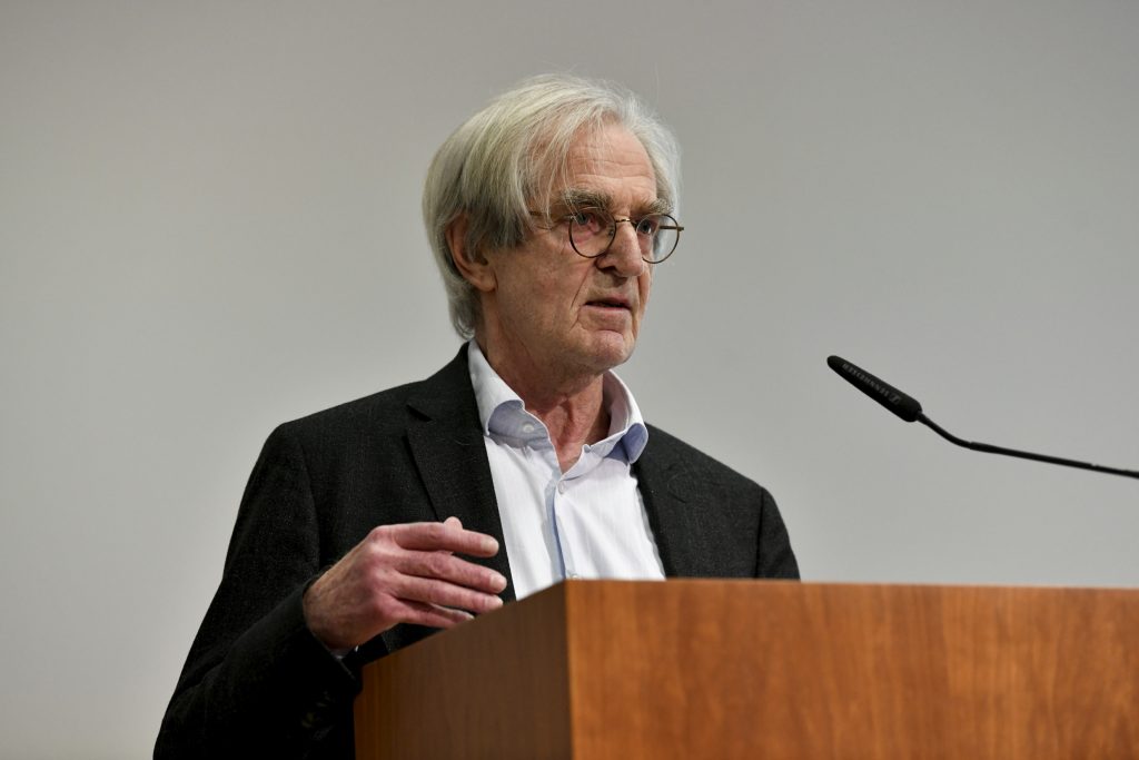 Hartmut Böhme delivering his lecture