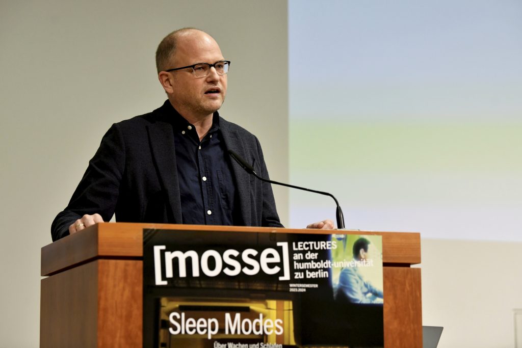 Stefan Willer at the podium opening the evening