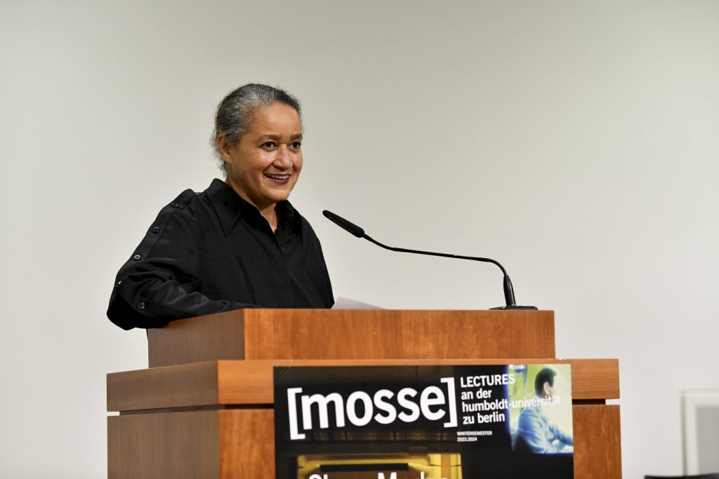 Ethel Matala de Mazza opens the evening at the podium