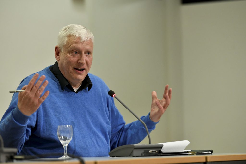 Hochgeschwender speaks at the podium