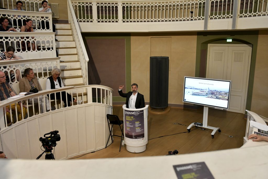 Levermann delivering his lecture