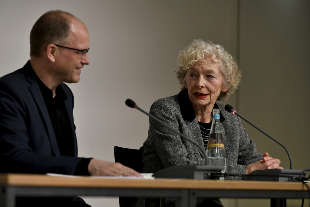 Sigrid Weigel speaking with Stefan Willer