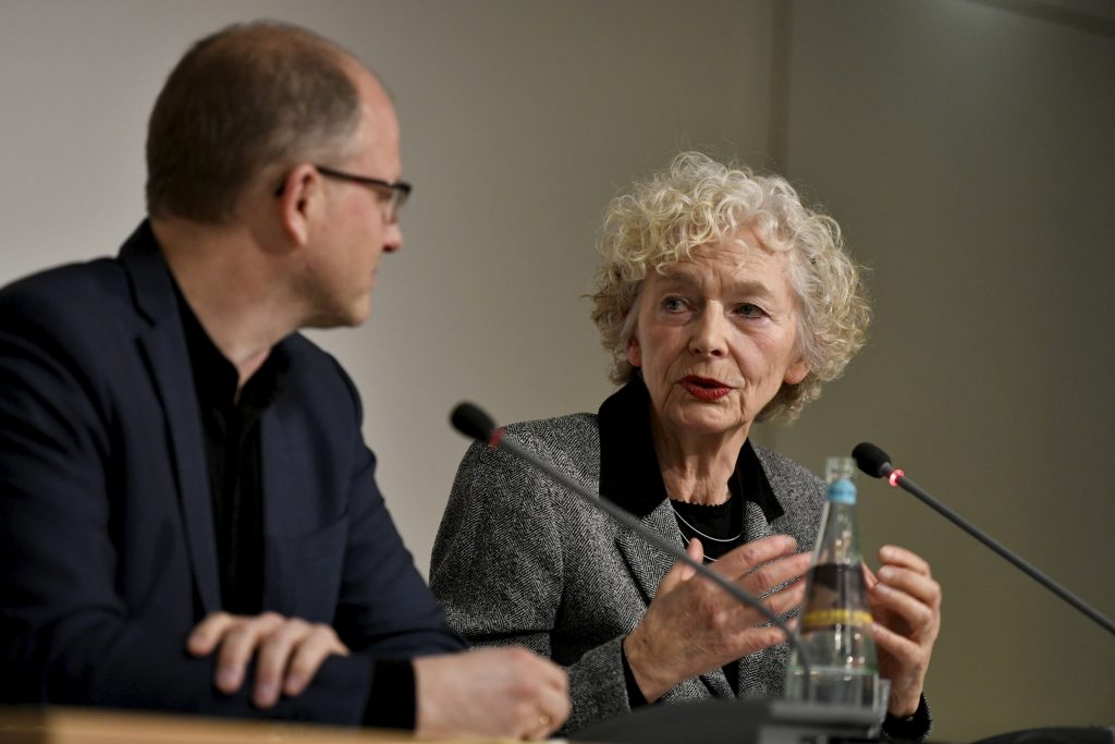 Sigrid Weigel speaking with Stefan Willer