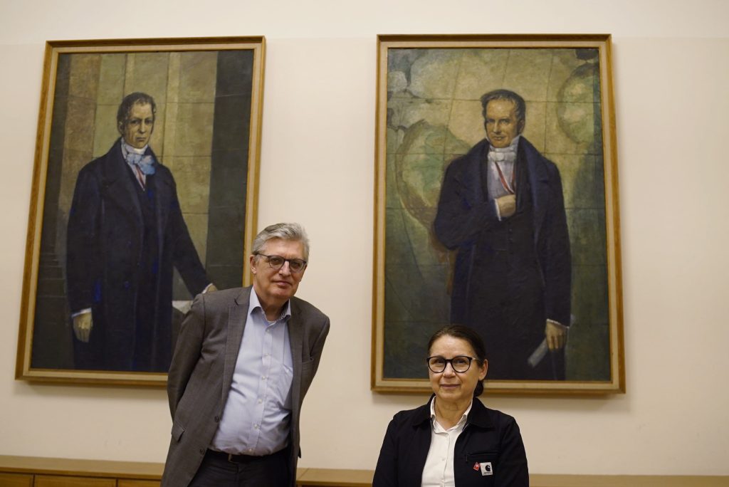 Enyedi and Müller in front of the portraits of the Humboldt brothers