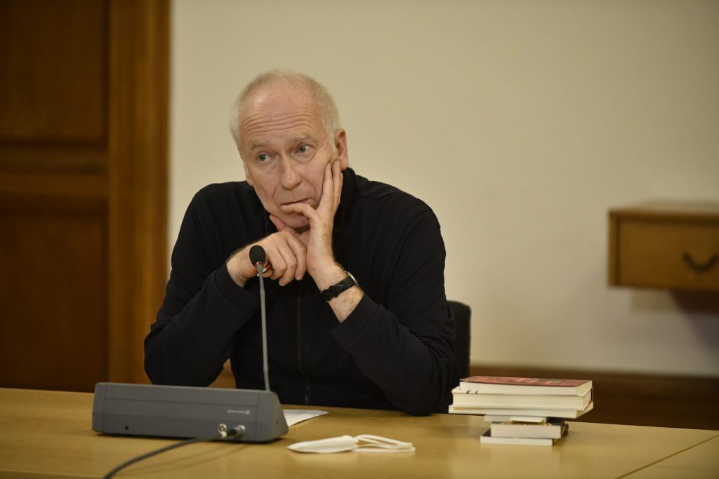 Joseph Vogl listening