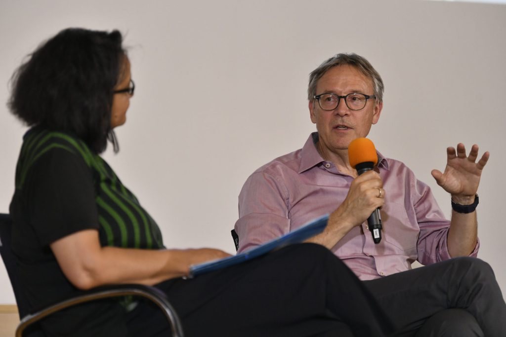 Balmes speaks with de Mazza